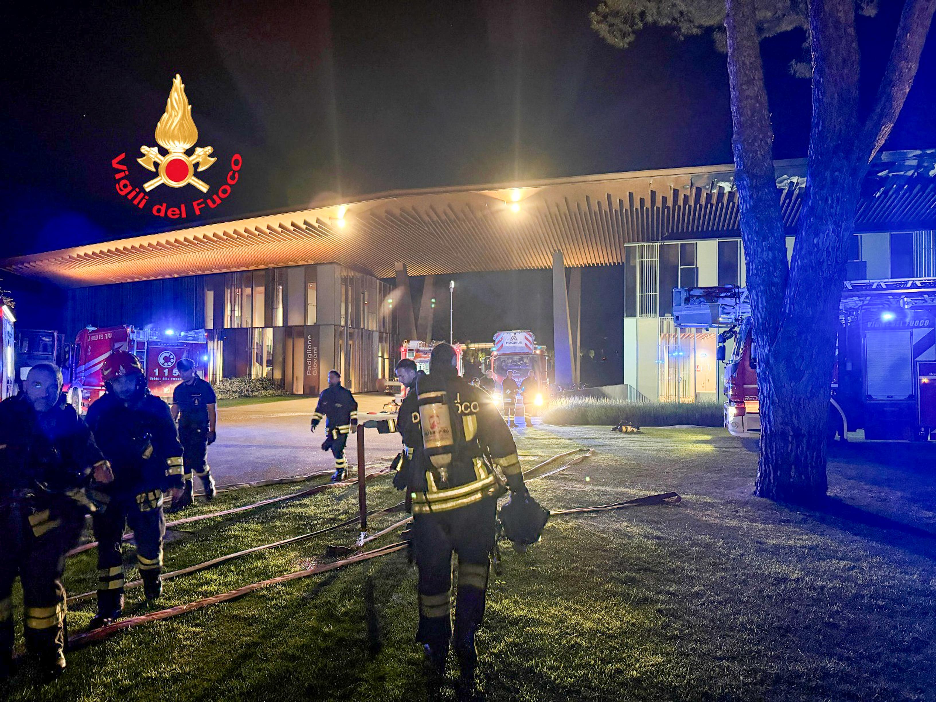 Incendio al Viola Park, un phon come innesco. Fiamme, fumo e paura Incendio al Viola Park, un phon come innesco. Fiamme, fumo e paura