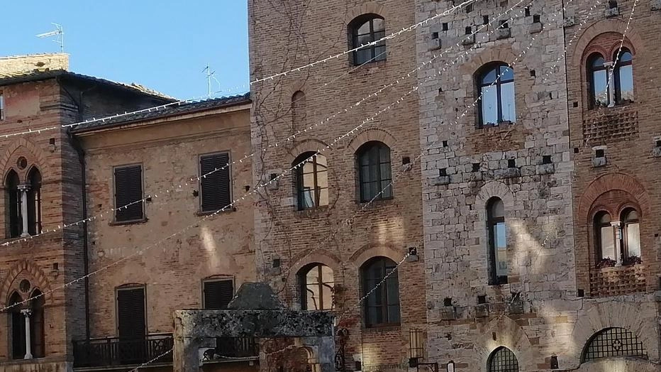 San Gimignano apre le sue braccia per accogliere la nuova ‘ondata’ di turisti, attesi sotto le belle torri durante le prossime festività natalizie. Per l’occasione saranno organizzati una lunga serie di eventi San Gimignano apre le sue braccia per accogliere la nuova ‘ondata’ di turisti, attesi sotto le belle torri durante le prossime festività natalizie. Per l’occasione saranno organizzati una lunga serie di eventi