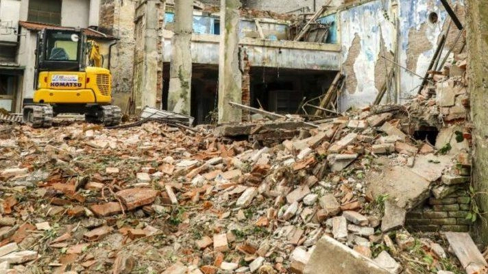 E’ iniziata in questi giorni la demolizione a Ponte all’Ania, dell’ex cinema Risorgimento. Un intervento da 400 mila euro finanziato... E’ iniziata in questi giorni la demolizione a Ponte all’Ania, dell’ex cinema Risorgimento. Un intervento da 400 mila euro finanziato...