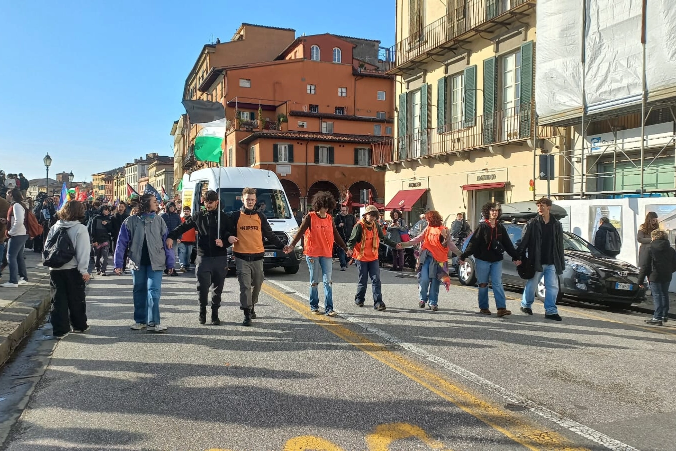 Pisa, la manifestazione e il passaggio dai lungarni