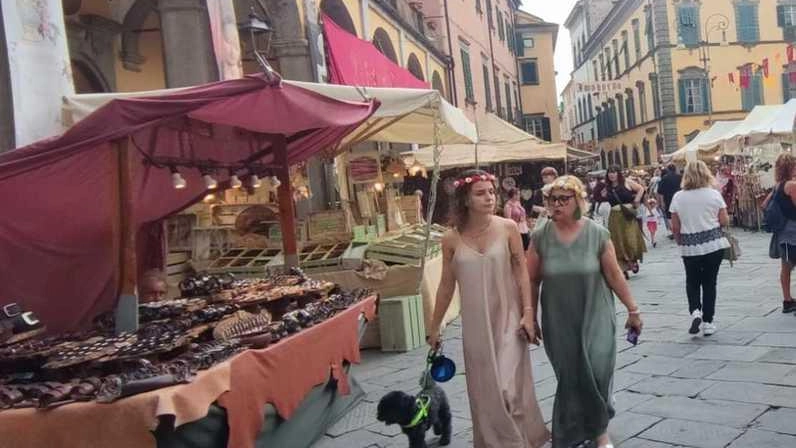Bancarelle nel centro di Pontremoli per l’apertura di Medievalis Bancarelle nel centro di Pontremoli per l’apertura di Medievalis