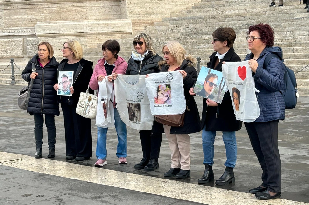 Le mamme di Rigopiano davanti al 'Palazzaccio' della Corte di Cassazione