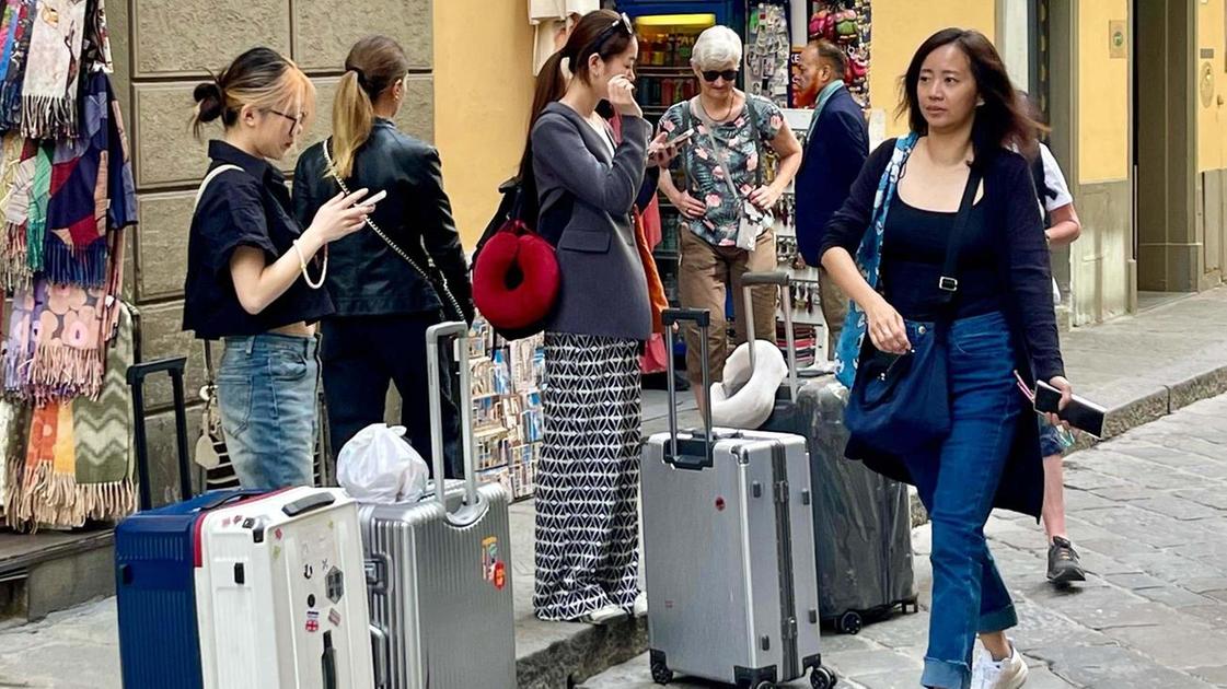 La ricchezza in mano a pochi: "Introiti per tre miliardi. Ma stipendi da 600 euro" La ricchezza in mano a pochi: "Introiti per tre miliardi. Ma stipendi da 600 euro"