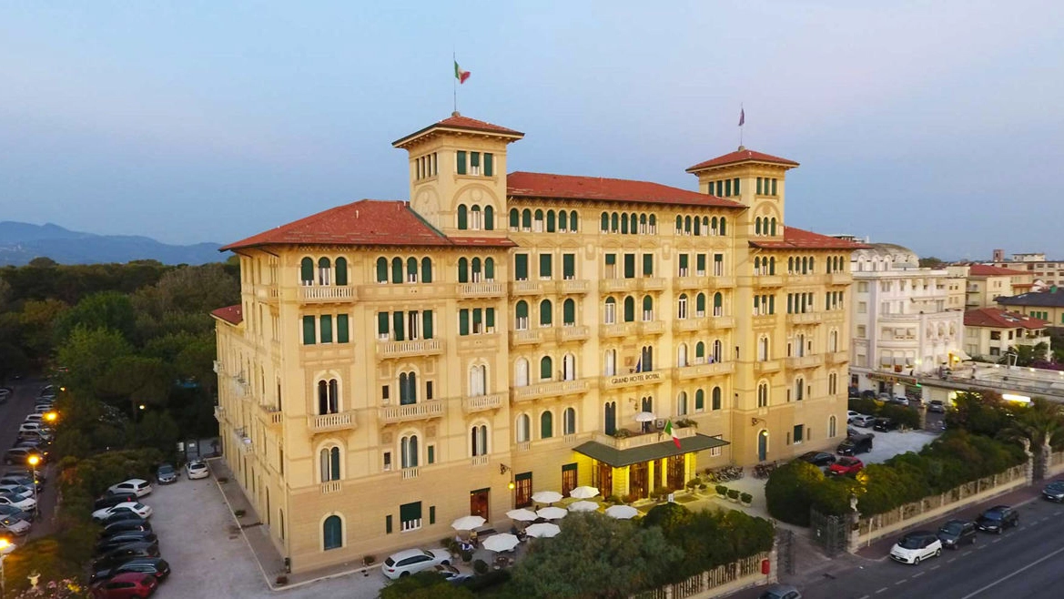 Il profilo inconfondibile del Grand Hotel Royal, sul lungomare, che nel 2025 festeggia i cent’anni della silhouette Il profilo inconfondibile del Grand Hotel Royal, sul lungomare, che nel 2025 festeggia i cent’anni della silhouette