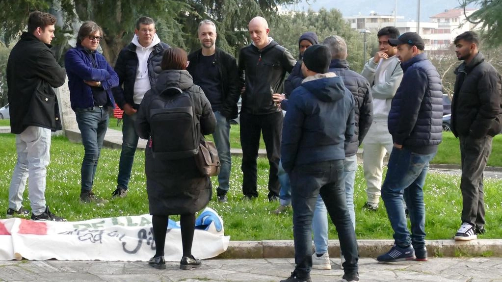 Al tavolo le aziende e i sindacati. I dipendenti: "Asta per licenziare, noi appesi a un filo". Fissato un altro tavolo