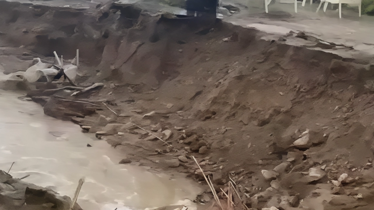 Maltempo causa danni a Monte Argentario: frane, muri crollati e smottamenti. Hotel il Pellicano colpito da masso, spiaggia delle Cannelle gravemente danneggiata. Interventi in corso per ripristino. Maltempo causa danni a Monte Argentario: frane, muri crollati e smottamenti. Hotel il Pellicano colpito da masso, spiaggia delle Cannelle gravemente danneggiata. Interventi in corso per ripristino.