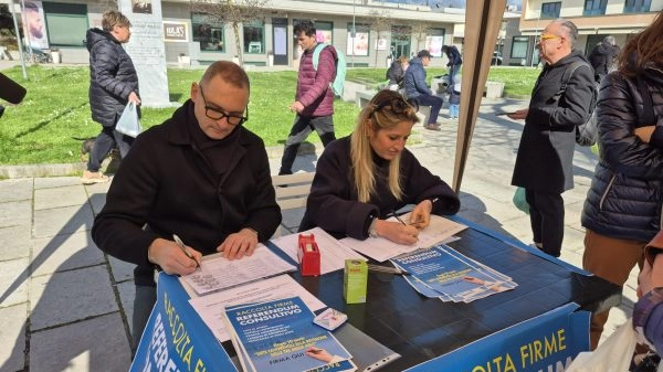 La raccolta firme ieri a Montevarchi La raccolta firme ieri a Montevarchi