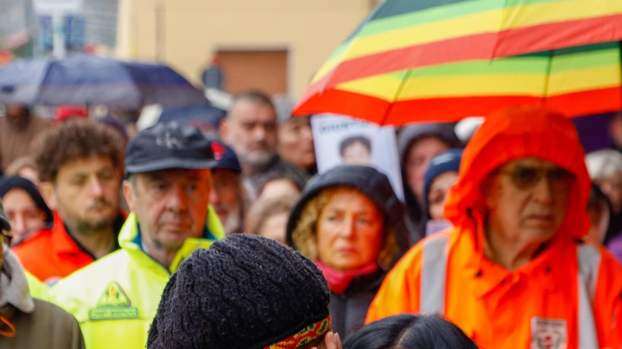 Le lacrime dei genitori di Maati nella strada dove è stato trovato morto il figlio Le lacrime dei genitori di Maati nella strada dove è stato trovato morto il figlio