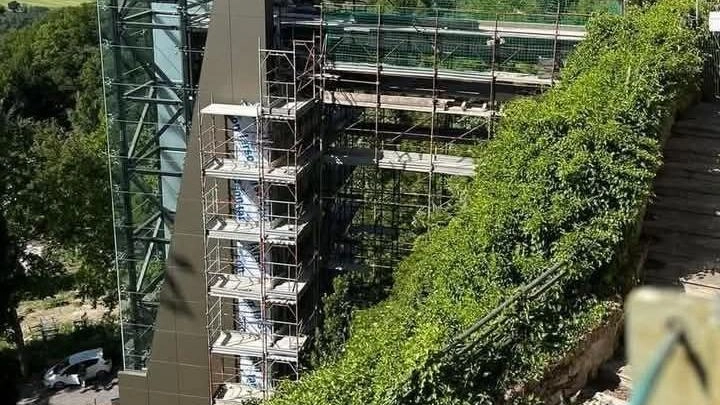 Una torre alta 27 metri, con due ascensori in vetro capaci di superare in 14 secondi un dislivello di 22 metri e condurre cittadini e turisti dall’antica Porta Orvietana in via Termoli e, da lì, ai Giardini Oberdan