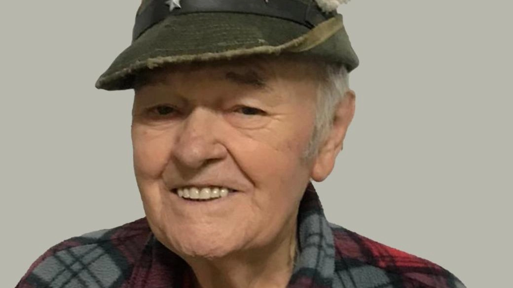 Claudio Favarato è stato per anni il fornaio di Capezzano Pianore, guidava anche la sezione locale degli Alpini Claudio Favarato è stato per anni il fornaio di Capezzano Pianore, guidava anche la sezione locale degli Alpini