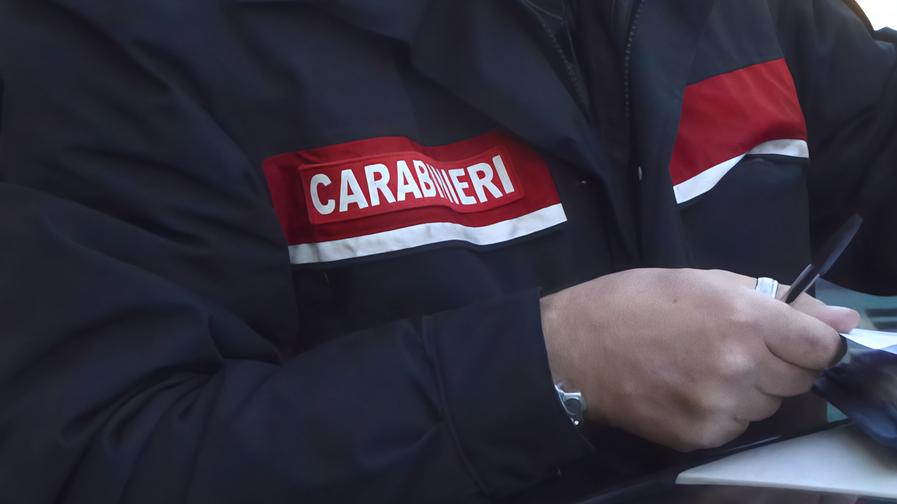 valigia abbandonata fronte scuola