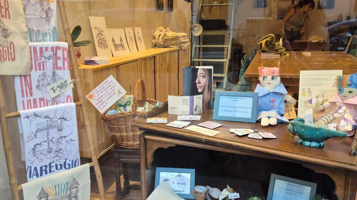 Nelle sede dell’associazione «L’Artefice Viola» sono in vendita le magliette e i gadget del progetto creativo e solidale