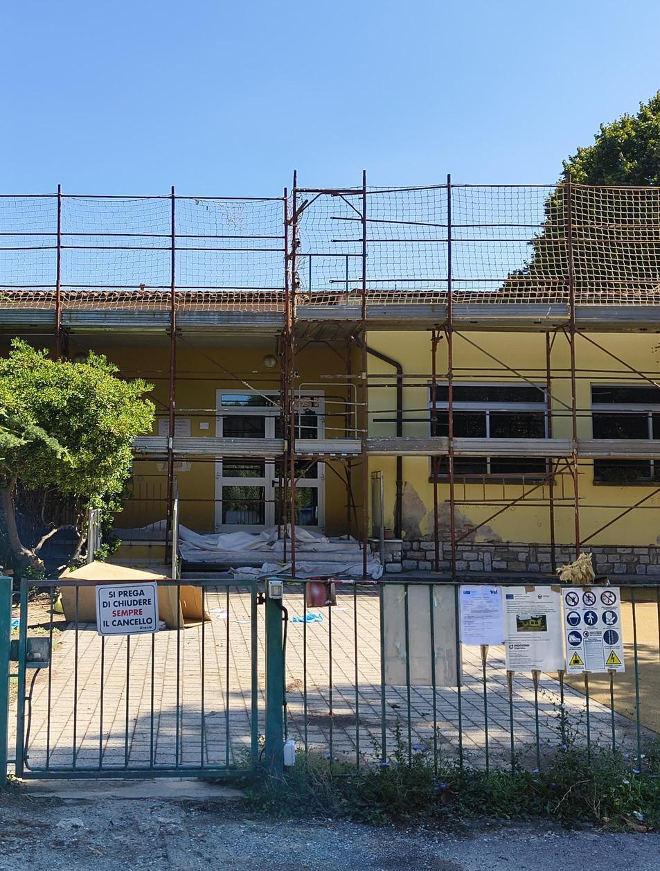 Lavori a scuola. I bambini si trasferiscono Lavori a scuola. I bambini si trasferiscono