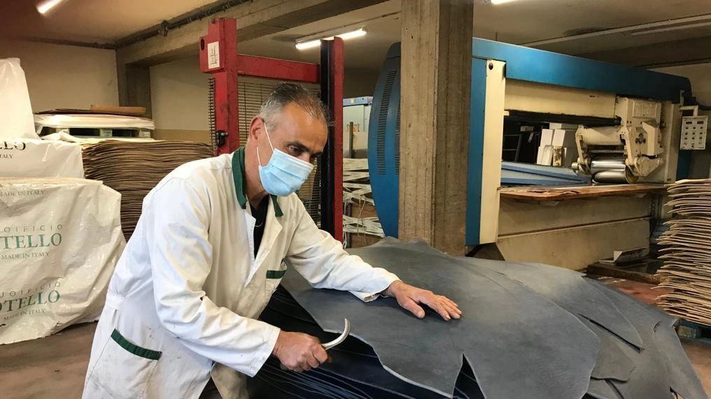 Sono arrivate le prime misure di sostegno al settore della moda la cui crisi sta mettendo in forte difficiltà tutta la filiera delle pelle Sono arrivate le prime misure di sostegno al settore della moda la cui crisi sta mettendo in forte difficiltà tutta la filiera delle pelle
