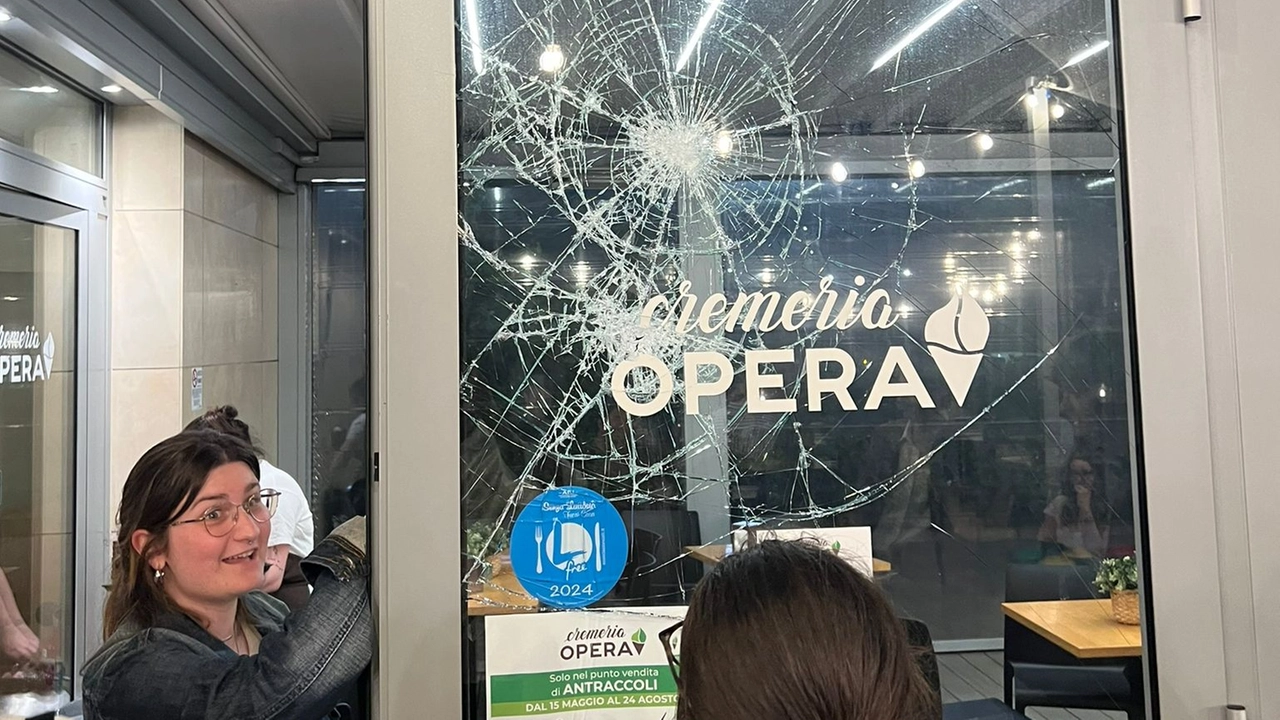 La vetrata della Cremeria Opera a Sant’Anna sfondata con una sedia dal giovane che aveva dato in escandescenza La vetrata della Cremeria Opera a Sant’Anna sfondata con una sedia dal giovane che aveva dato in escandescenza