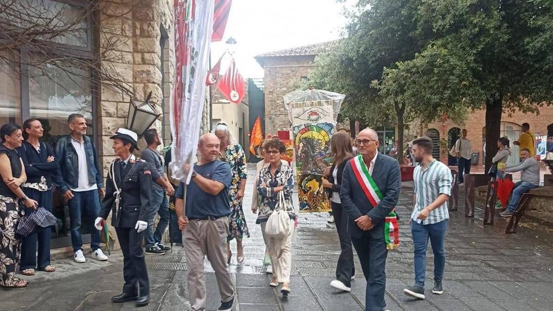https://www.lanazione.it/image-service/view/acePublic/alias/contentid/NzI5OWQ5M2ItZjQzYy00/0/niente-palio-per-la-pioggia-festa-rimandata-a-domani.jpeg?f=16:9&w=1200&h=630