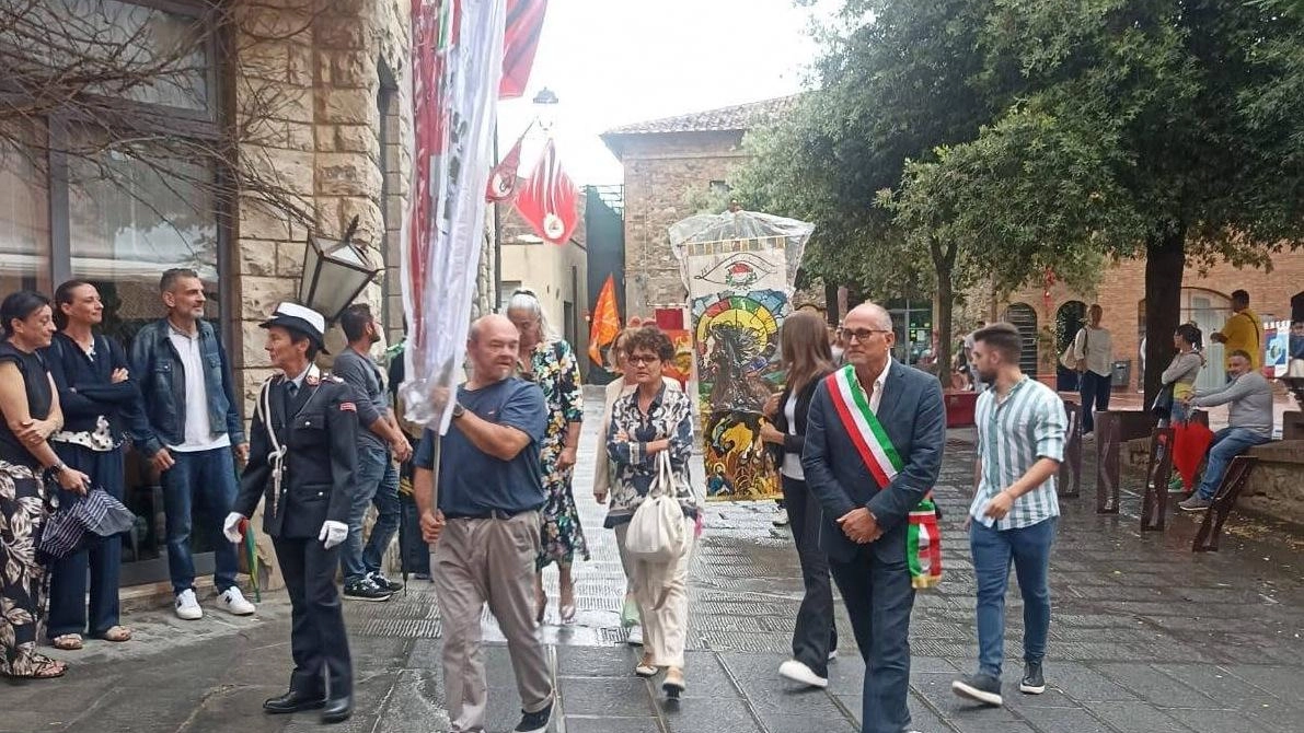 Terreno bagnato e dunque molto pericoloso per i cavalli e i fantini. Il programma della giornata resta invariato, gli accessi rilasciati sono validi. . Terreno bagnato e dunque molto pericoloso per i cavalli e i fantini. Il programma della giornata resta invariato, gli accessi rilasciati sono validi. .