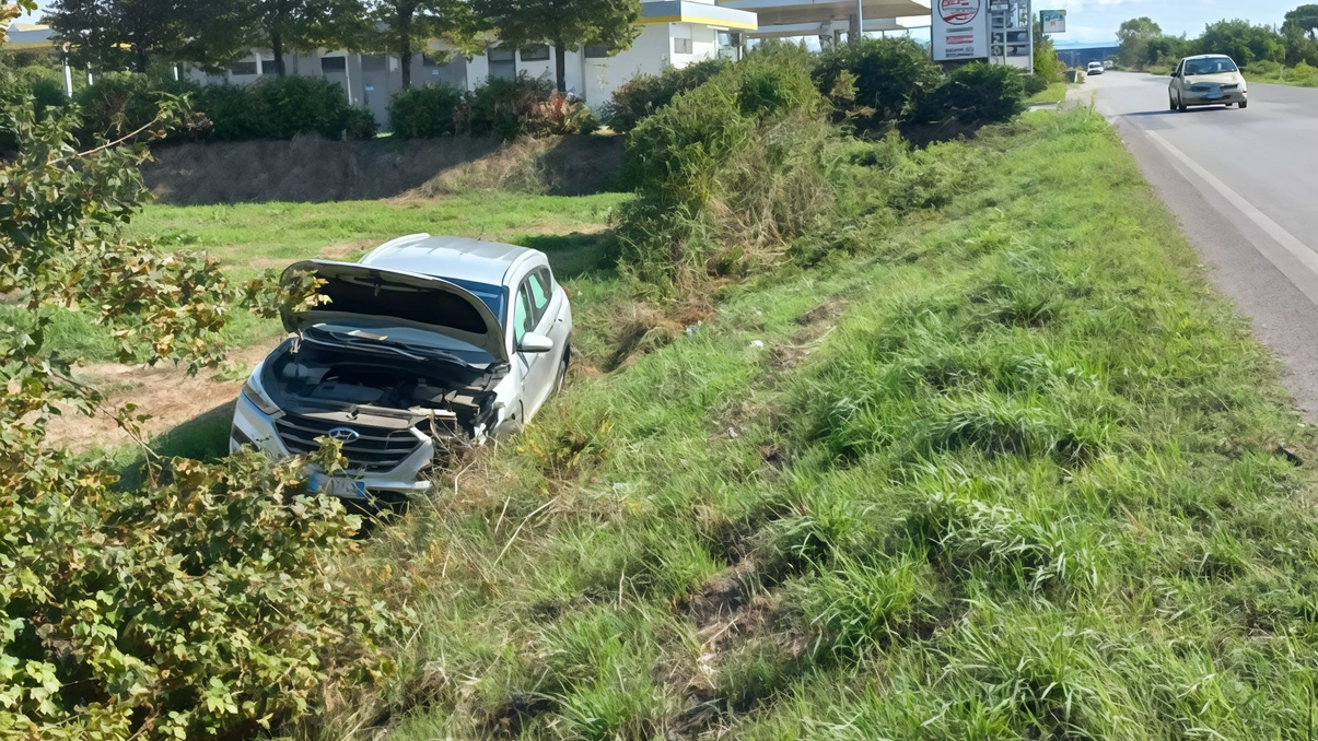 Una delle auto coinvolte nell’incidente di ieri mattina sulla Francesca Bis a Castelfranco e finita fuori strada in un campo