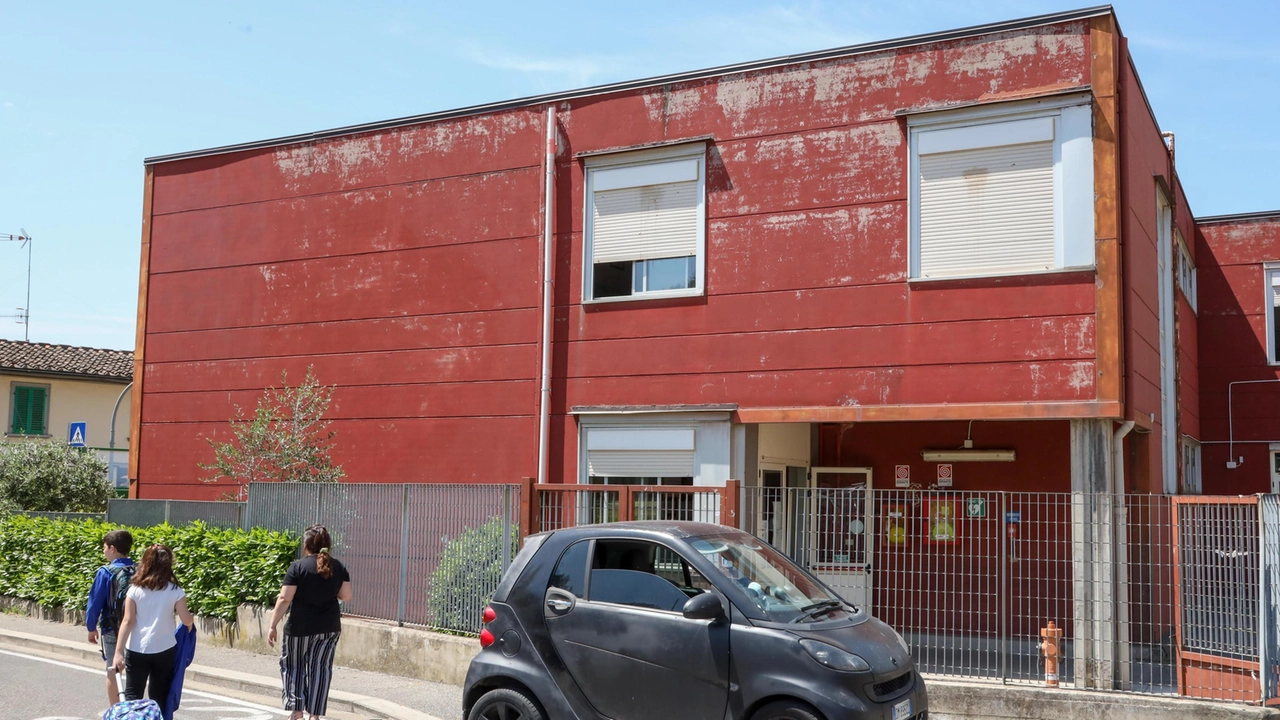 Gli iscritti alla primaria dovranno convivere con operai e cantieri. Le medie traslocano al Girone Gli iscritti alla primaria dovranno convivere con operai e cantieri. Le medie traslocano al Girone
