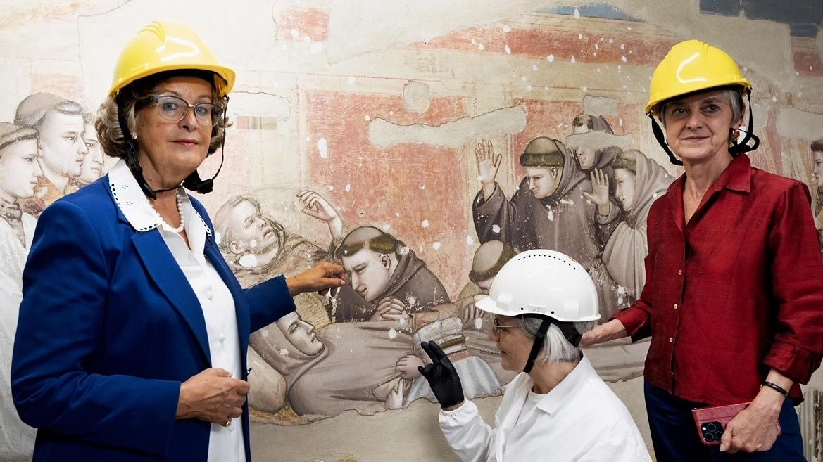 Cristina Acidini, Maria Rosa Lanfranchi ed Emanuela Daffra. A sinistra restauratrice al lavoro Cristina Acidini, Maria Rosa Lanfranchi ed Emanuela Daffra. A sinistra restauratrice al lavoro