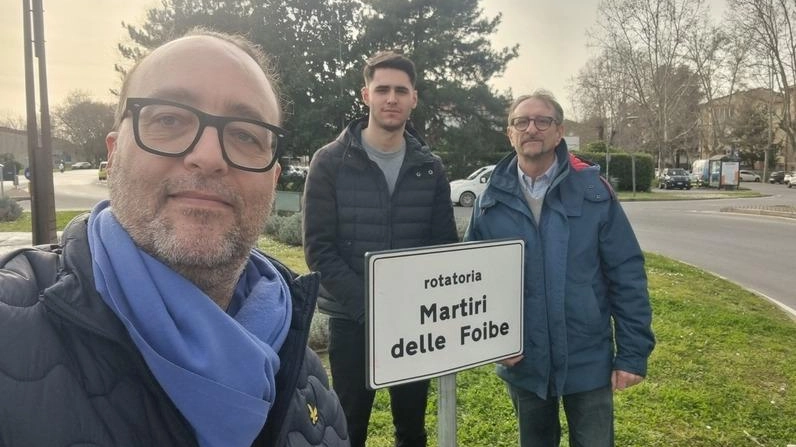L’assessore Bedini ha ripristinato la targa dopo il raid alla rotonda ‘Martiri delle Foibe’