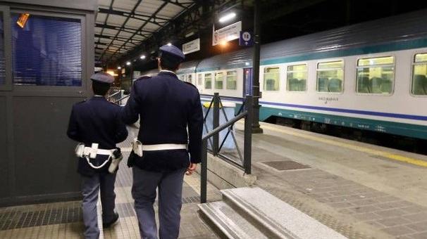 Torre del Lago, 34enne ferito dal treno mentre attraversa i binari di corsa. Disagi sulla Pisa La Spezia