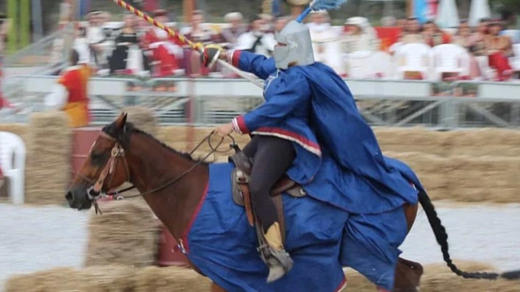 Appuntamento domani sera con i cavalieri di Montagna, Arancio, Centro, Mimosa e Mare. A Marina c’è stata l’investitura dei concorrenti e in via Ghirlanda la posa della prima pietra. Appuntamento domani sera con i cavalieri di Montagna, Arancio, Centro, Mimosa e Mare. A Marina c’è stata l’investitura dei concorrenti e in via Ghirlanda la posa della prima pietra.