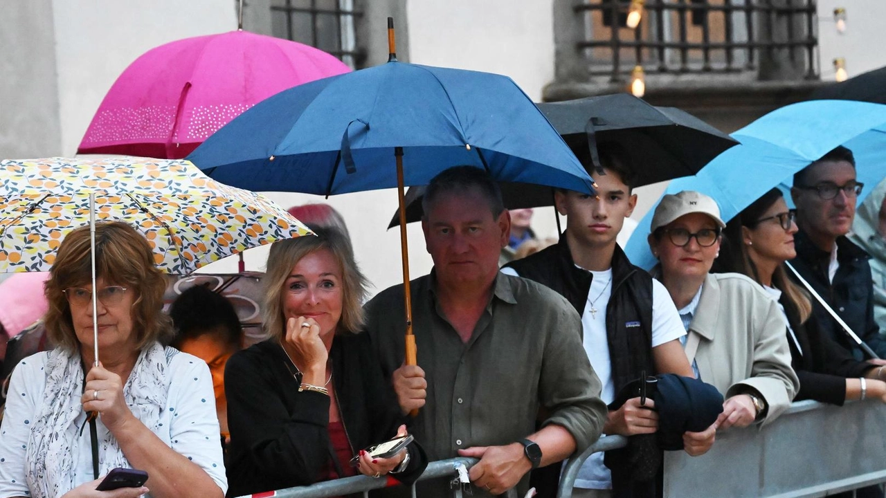 L’incognita meteo ha spinto molti a rinunciare, ma la sfilata tra i lumini dei palazzi è stata suggestiva. Stop preventivo anche al corteggio storico per preservare i costumi d’epoca e gli strumenti musicali .