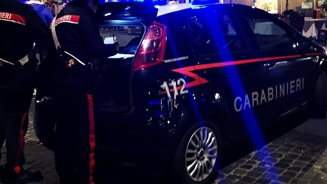 Rissa fuori dal locale, ferito alla testa con una bottiglia Rissa fuori dal locale, ferito alla testa con una bottiglia