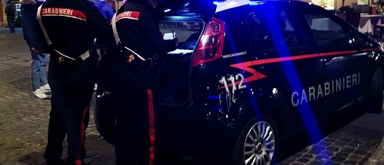 Rissa fuori dal locale, ferito alla testa con una bottiglia