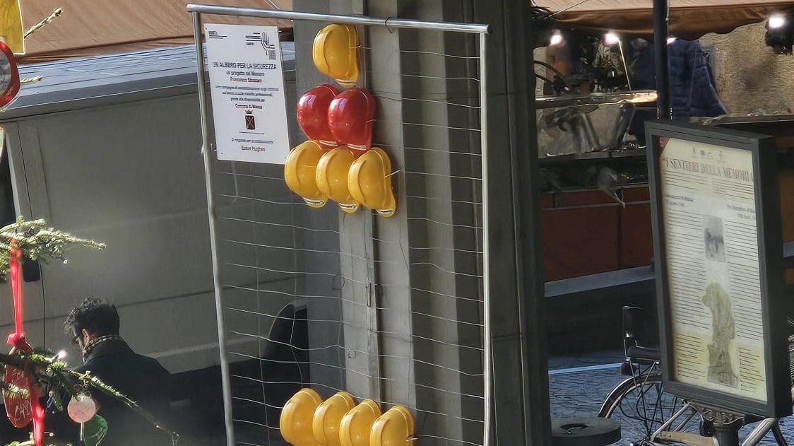 L’installazione ’Albero della Sicurezza’ dell’Anmil sotto il Palazzo del Comune L’installazione ’Albero della Sicurezza’ dell’Anmil sotto il Palazzo del Comune