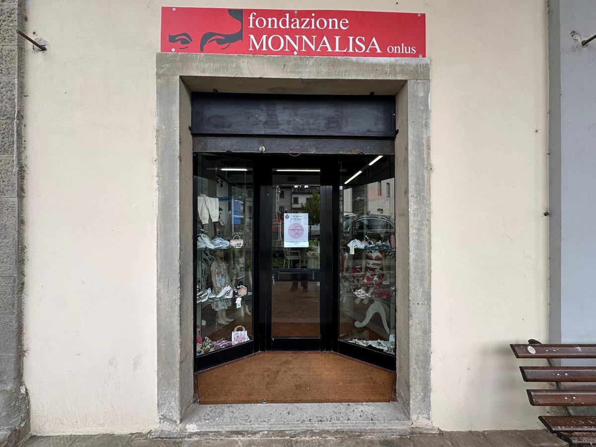 apertura di un temporary charity shop del gruppo monnalisa