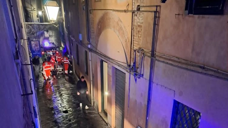 Accoltellato e rapinato a Lucca, indagati tre minori: c'è anche una 17enne di Viareggio