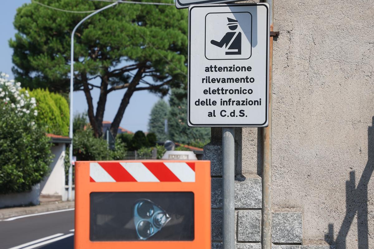 https://www.lanazione.it/image-service/view/acePublic/alias/contentid/NzIzMjNjYTktOGVlNC00/0/un-autovelox-foto-di-archivio.jpeg?f=1.91:1&w=1200