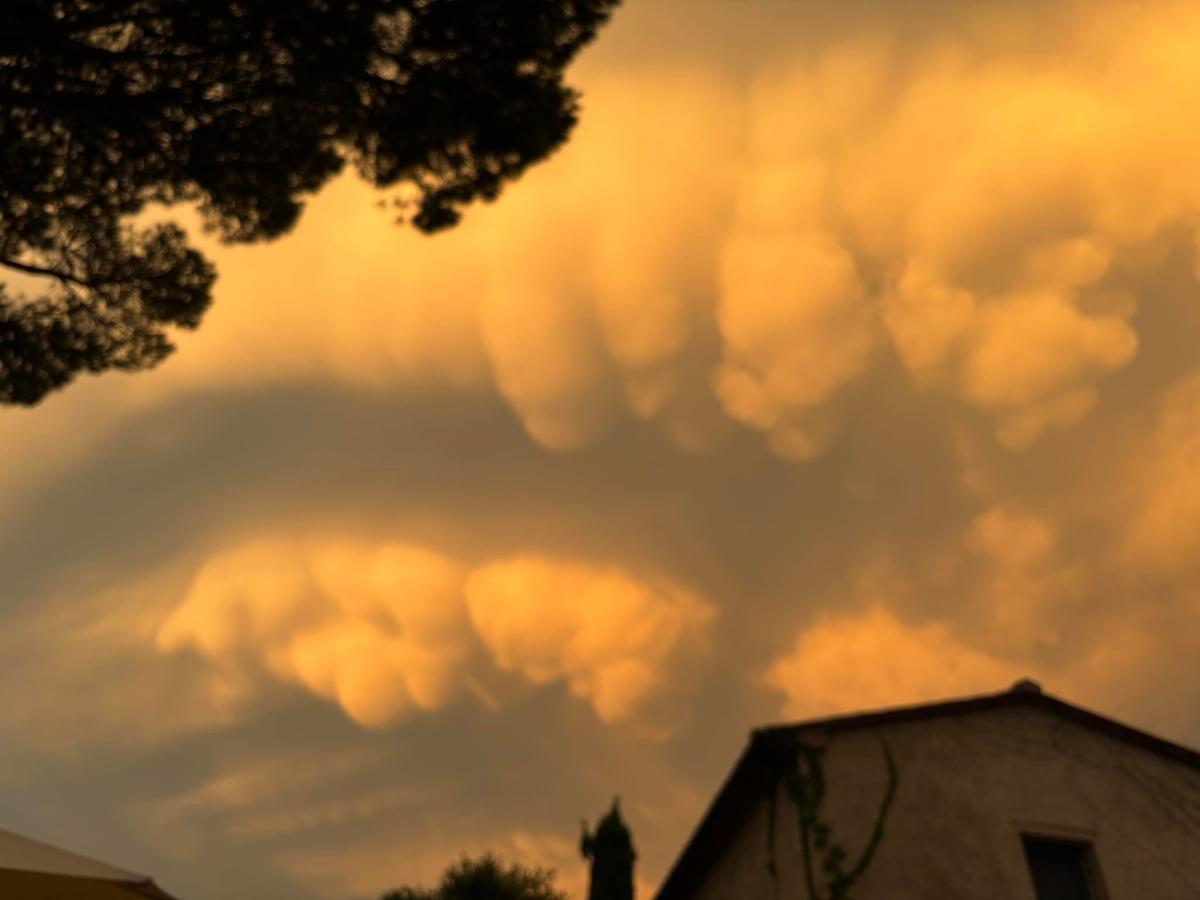 spettacolo nel cielo sulla costa livornese e grossetana nuvole mammatus fulmini e temporali estivi