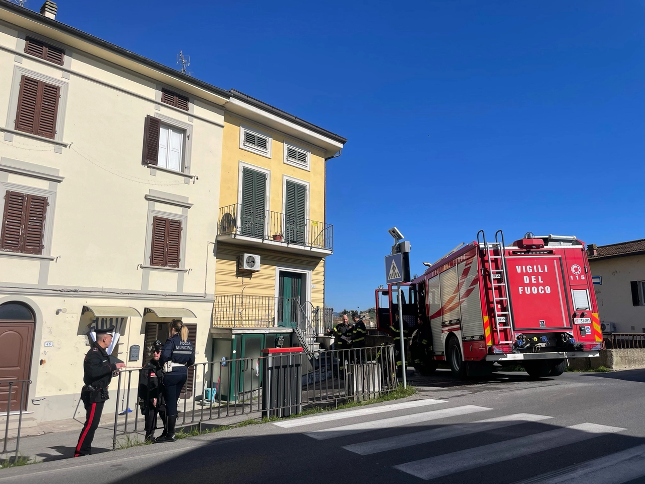 L'intervento dei vigili del fuoco e delle forze dell'ordine per l'incendio nell'appartamento a Stabbia, dove è deceduta una donna (Foto Tommaso Gasperini/Germogli)