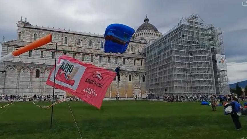 giro d italia spettacolo a pisa i lanci dei parà in piazza dei miracoli da Lanazione.it giro d italia spettacolo a pisa i lanci dei parà in piazza dei miracoli