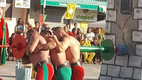 Domani a Seravezza si terrà il Gioco della Torre organizzato dalla contrada della Lucertola, una competizione sportiva e goliardica che celebra la tradizione locale con sfide tra atleti e festa popolare. Domani a Seravezza si terrà il Gioco della Torre organizzato dalla contrada della Lucertola, una competizione sportiva e goliardica che celebra la tradizione locale con sfide tra atleti e festa popolare.