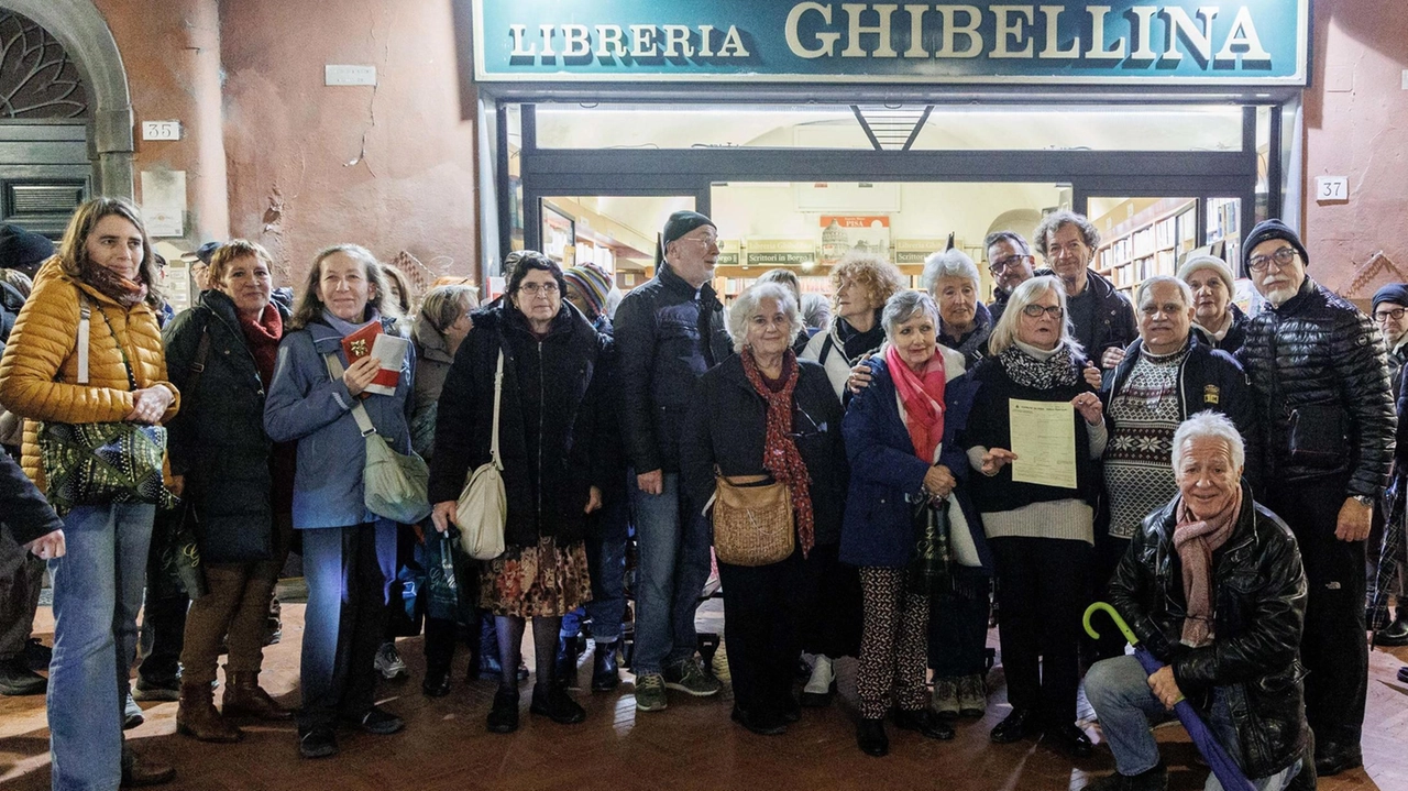 Lettori e cittadini si radunano per esprimere dissenso verso la multa alla storica libreria pisana. Lettori e cittadini si radunano per esprimere dissenso verso la multa alla storica libreria pisana.