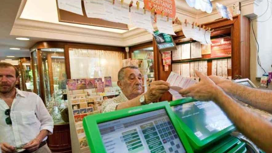 Sono bastati 4 euro a un anonimo scommettitore per vincerne 100 mila al 10 e Lotto in una ricevitoria di piazza Mazzini a Viareggio