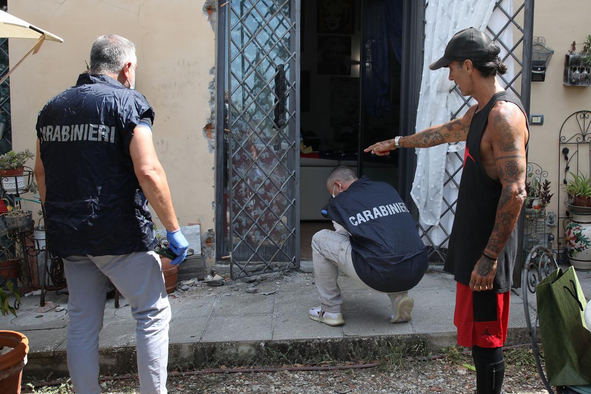 Maxi furto nella casa del dj, bottino da 100mila euro. Rubate anche le protesi Maxi furto nella casa del dj, bottino da 100mila euro. Rubate anche le protesi