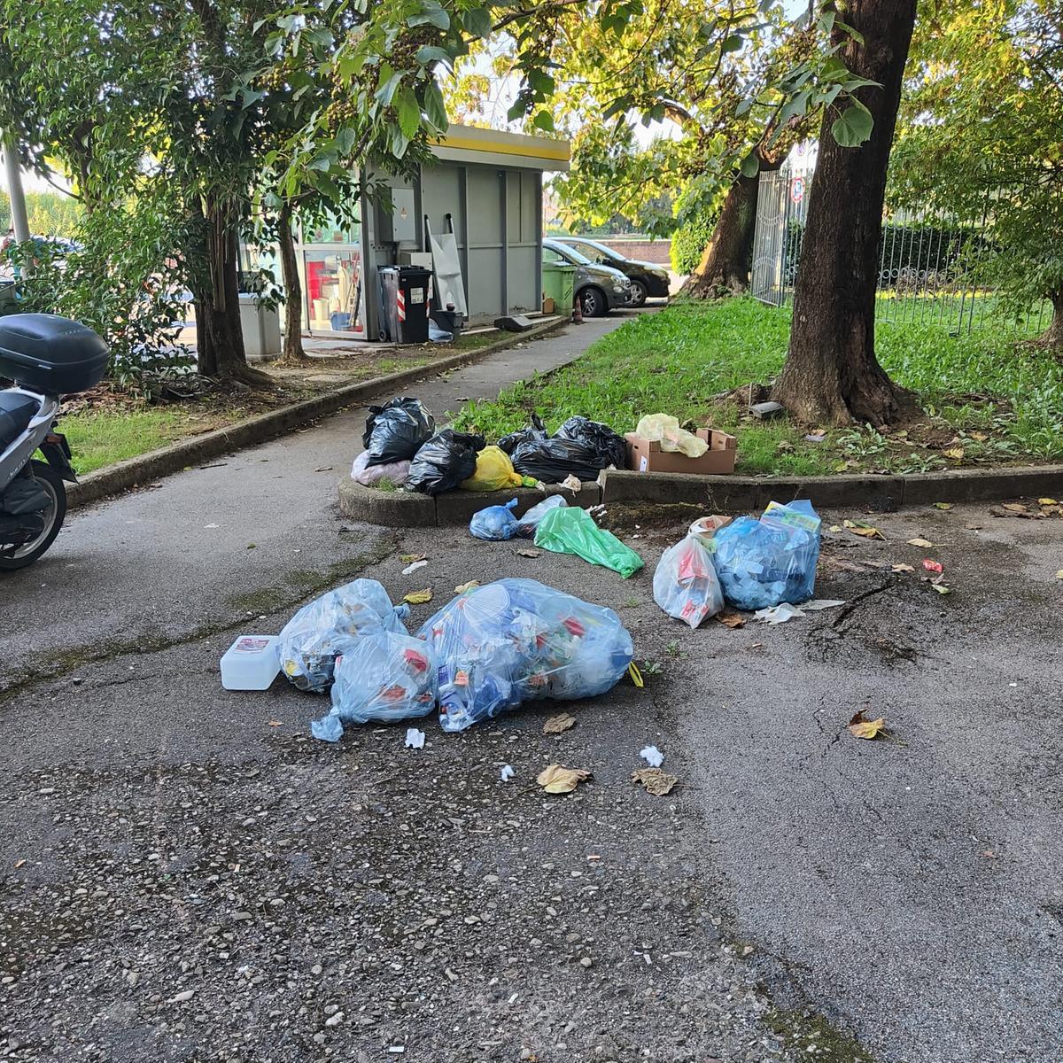 La città e il degrado, materassi ‘volanti’ e rifiuti abbandonati