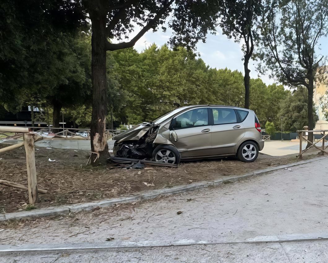 Auto si schianta su un albero del parchetto