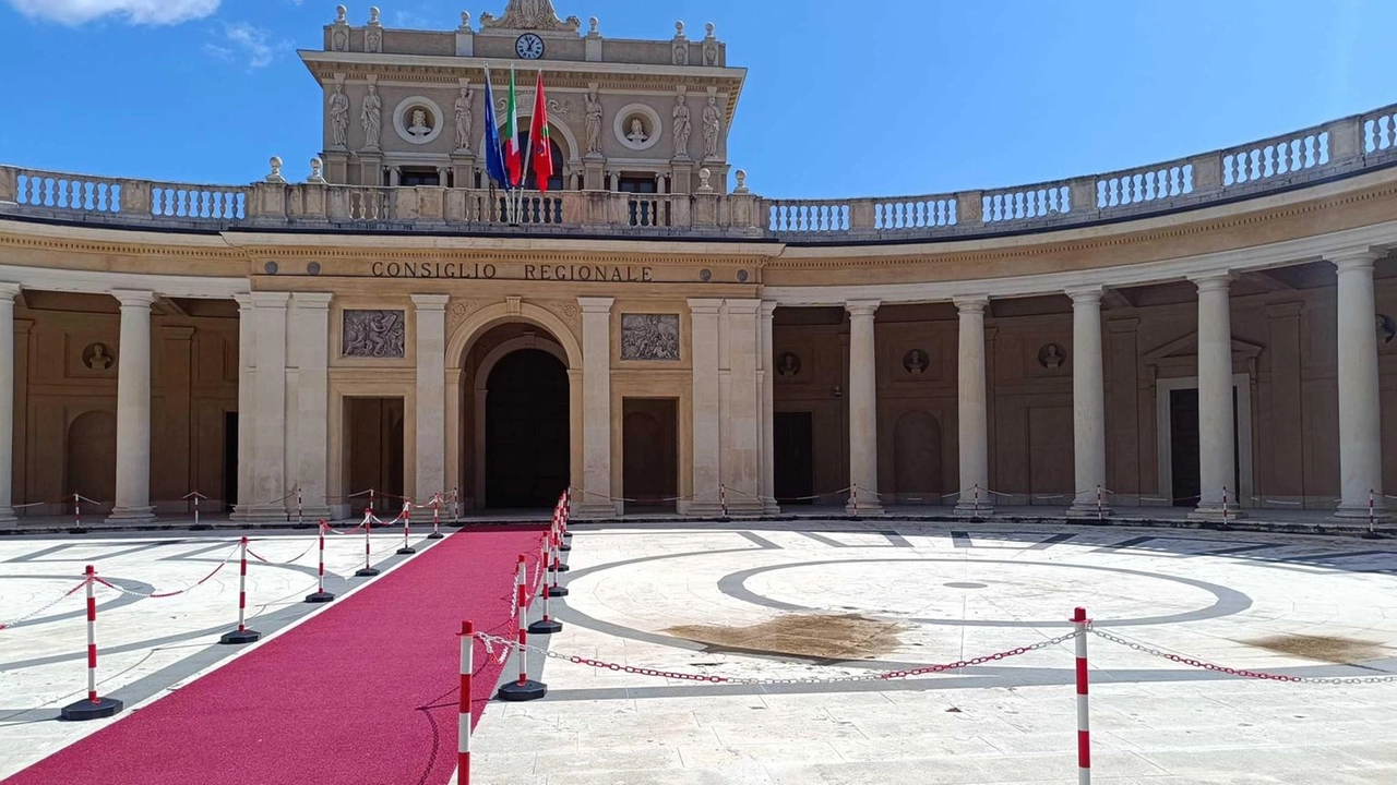 Centrodestra boccia la Pdl, il centrosinistra vota sì Centrodestra boccia la Pdl, il centrosinistra vota sì