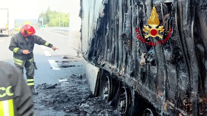 Il rimorchio del camion distrutto nell'incendio (Foto vigili del fuoco) Il rimorchio del camion distrutto nell'incendio (Foto vigili del fuoco)