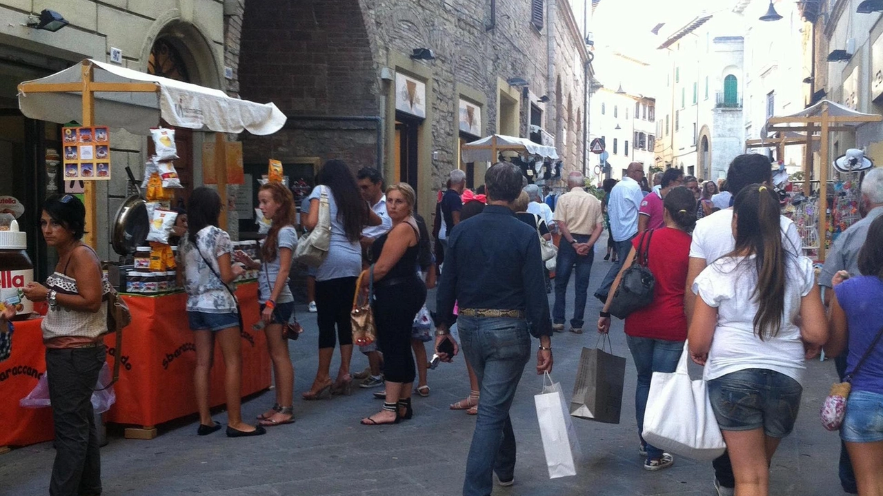 A Poggibonsi torna l'evento Sbaraccando con shopping a prezzi accessibili, organizzato da Viamaestra. Mercatini e attività sportive in programma fino a domenica. A Poggibonsi torna l'evento Sbaraccando con shopping a prezzi accessibili, organizzato da Viamaestra. Mercatini e attività sportive in programma fino a domenica.