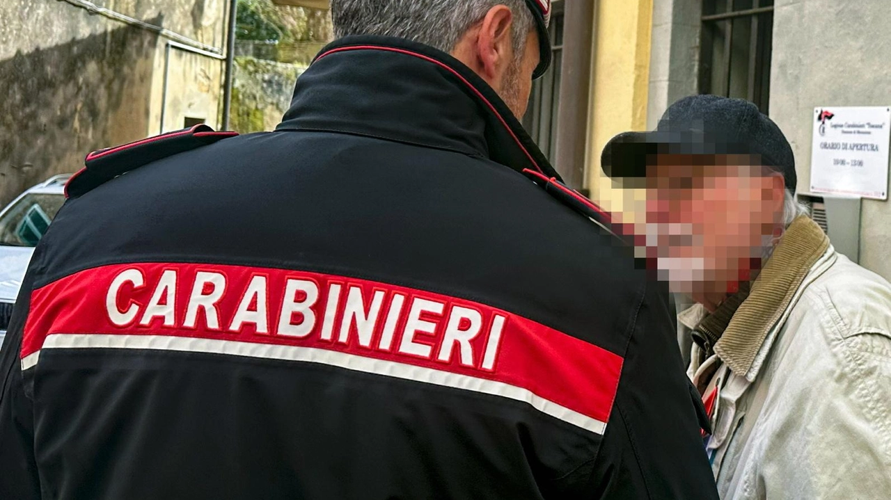 Un militare dell’Arma mette in guardia un anziano dai pericoli delle varie forme di truffa (foto d’archivio)