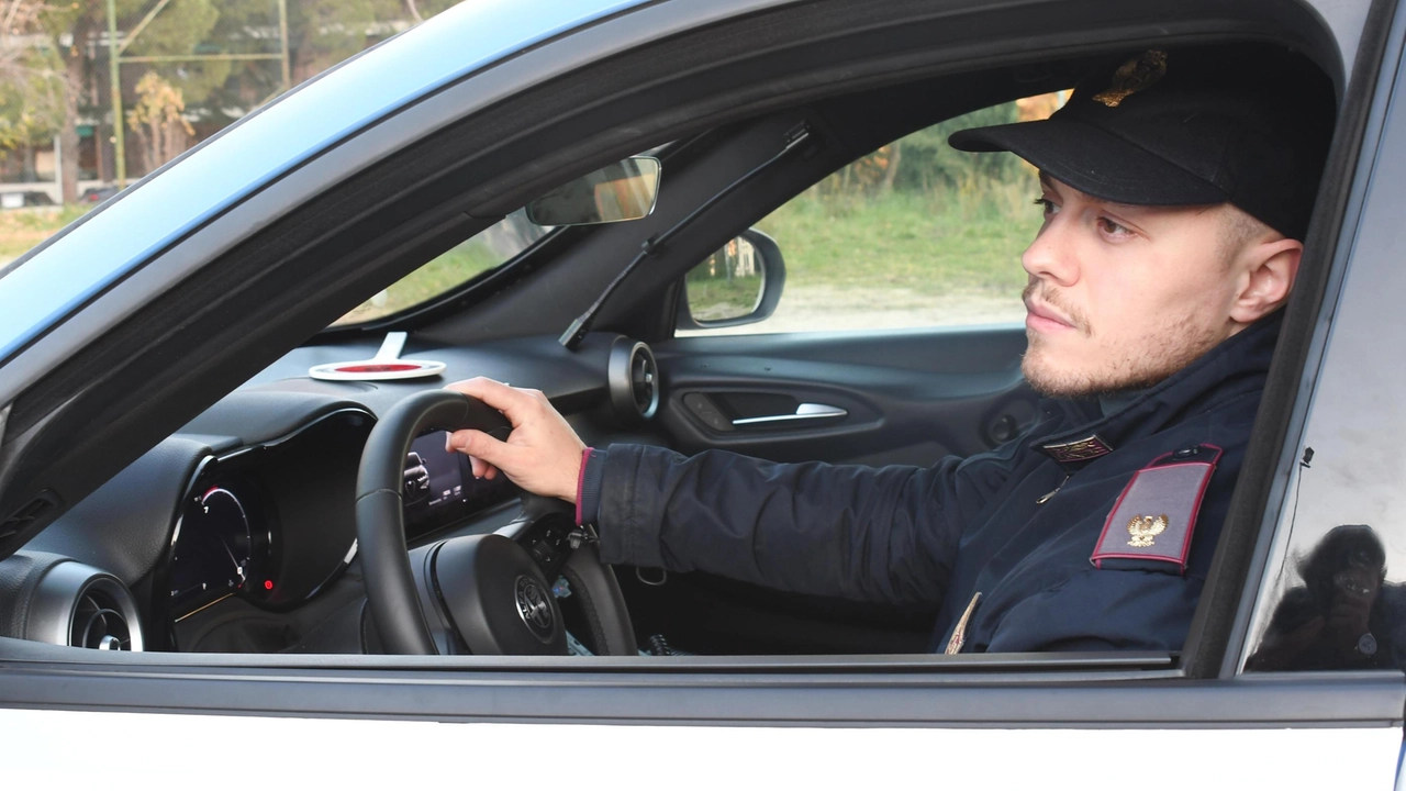 Prima lo ha pestato, poi minacciato con una motosega. È successo in un’abitazione di Perugia dove gli agenti della squadra... Prima lo ha pestato, poi minacciato con una motosega. È successo in un’abitazione di Perugia dove gli agenti della squadra...