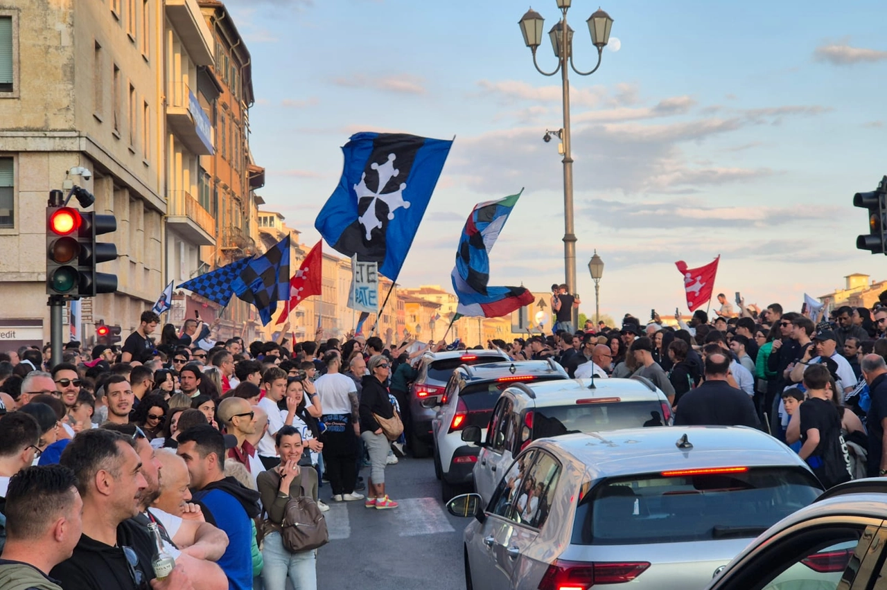 I tifosi in attesa del passaggio del pullman (Foto Enrico Mattia Del Punta)