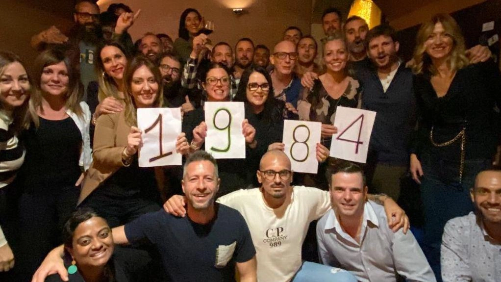 Un gruppo di quarantenni di Santa Maria a Monte si riunisce al Ri-Modé di Bientina per una cena ricca di emozioni e ricordi, riscoprendo vecchie amicizie e augurandosi successi per il futuro. Un gruppo di quarantenni di Santa Maria a Monte si riunisce al Ri-Modé di Bientina per una cena ricca di emozioni e ricordi, riscoprendo vecchie amicizie e augurandosi successi per il futuro.